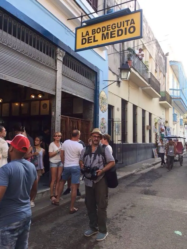 Marcelo frente a La Bodeguita del Medio, en La Habana