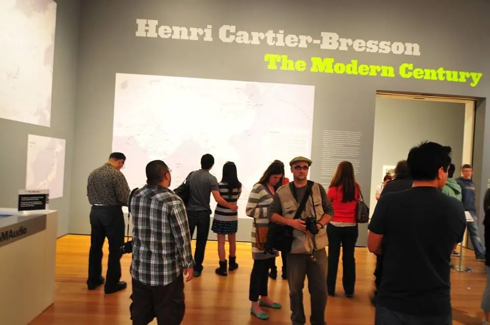 Visitantes en la muestra de Henri Cartier-Bresson, The Modern Century