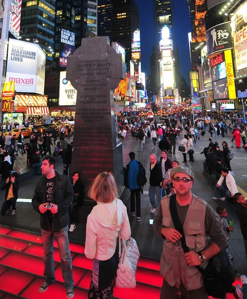 Marcelo entre la multitud y las luces de Times Square