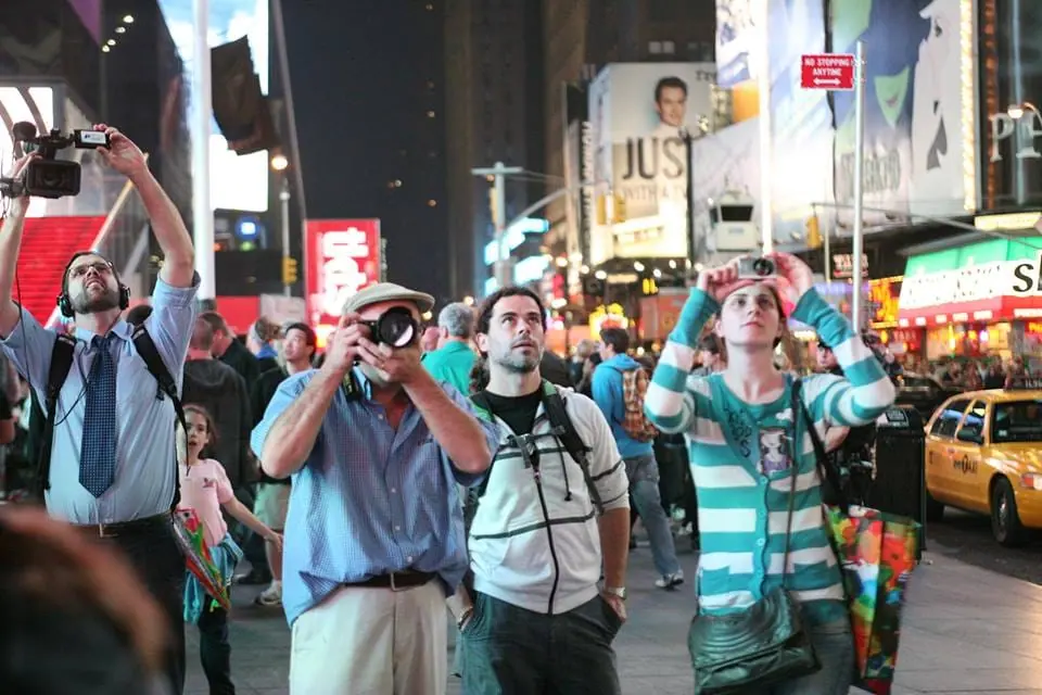 Fotógrafos y turistas en Times Square de noche, Marcelo entre ellos